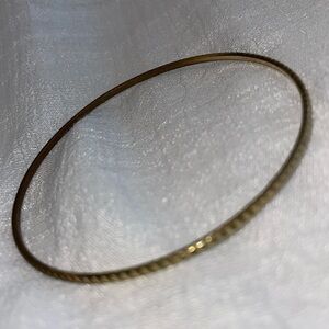 Vintage gold tone embossed stamped decorative bangle bracelet